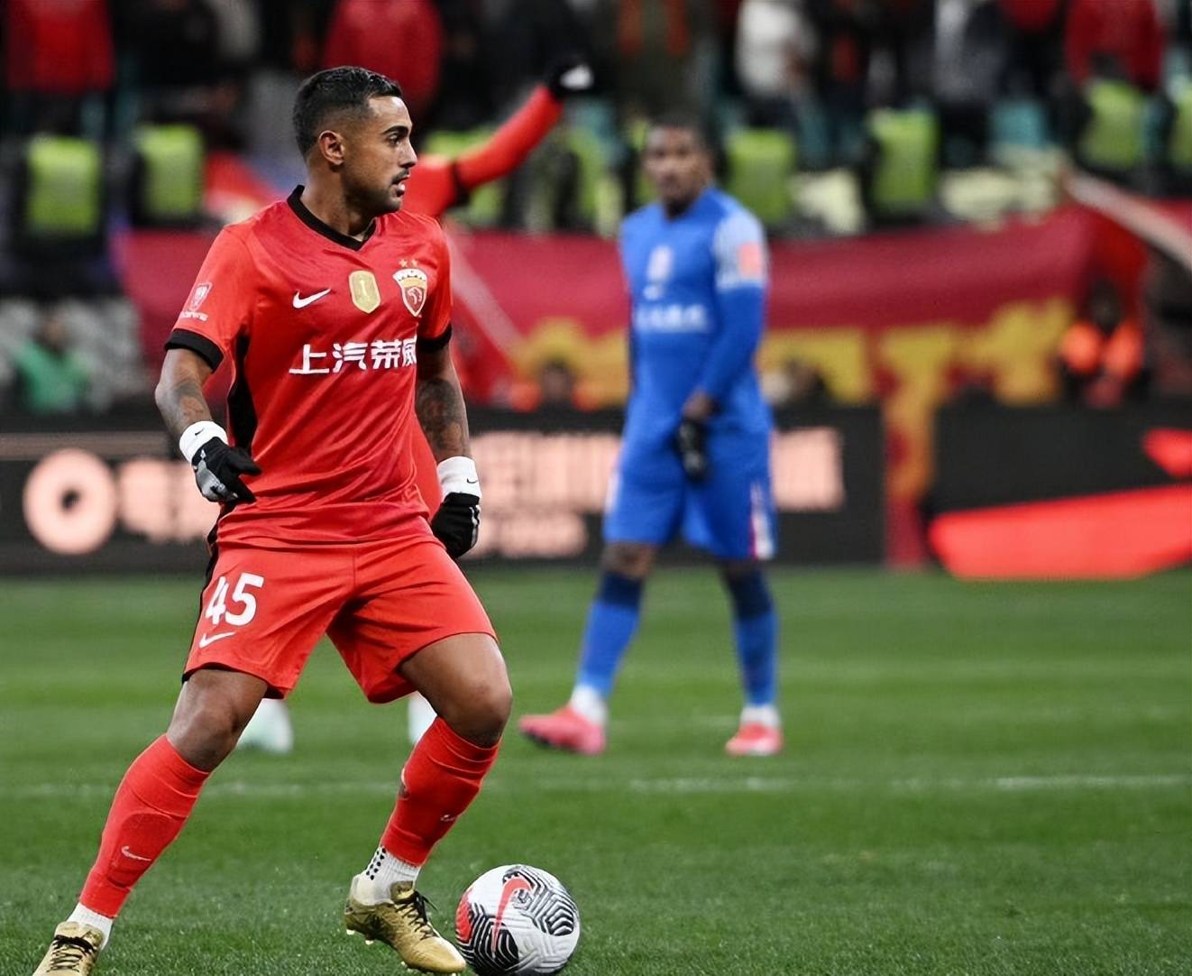 九游体育官网-上海海港迎意甲关键赛，清晨迎来里程碑，引发热议，更衣室氛围转暖